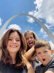 Family in front of Gateway Arch